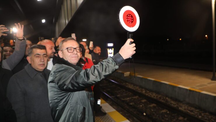 Sezonun İlk Seferini Yapan Turistik Doğu Ekspresi Kars’ta Çiçekler ve Kafkas Gösterileri İle Karşılandı