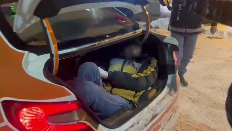 Kars’ta Taksinin Bagajından valiz yerine düzensiz göçmenler çıktı