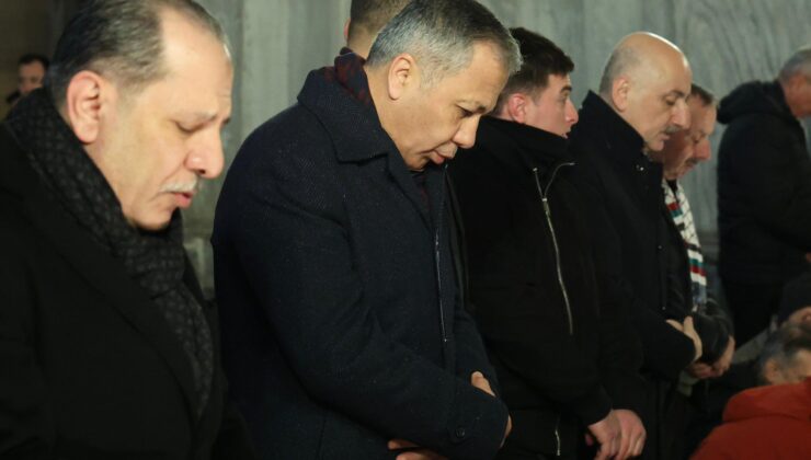 İçişleri Bakanı Ali Yerlikaya’dan Ayasofya’da Sabah Namazı Sonrası Filistin Mesajı