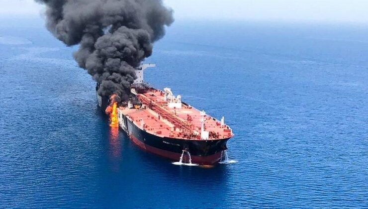 İran Hürmüz Boğazı’nda Petrol Tankerini Vurdu: Gemi Alevler İçinde Kaldı