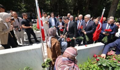 Vali Masatlı ve protokolden Antakya Şehitliği’ne bayram ziyareti