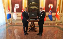 Selçuk Bayraktar’dan Jandarma ve Sahil Güvenlik Akademisine Anlamlı AKINCI Hediyesi
