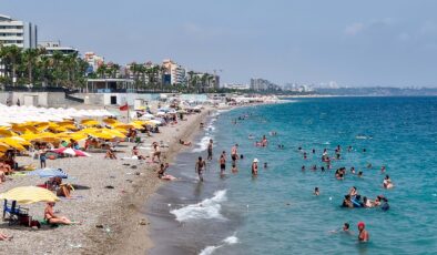 Antalya’da Yüzde 85 Nem Hissedilen Sıcaklığı 40 Dereceye Taşıdı: Sahillerde Yoğunluk