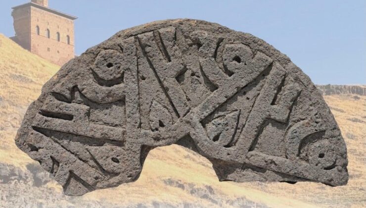 Ani Ören Yeri’nde Kufi Hat Sanatıyla İşlenmiş Tarihi Taş Gün Yüzüne Çıkarıldı
